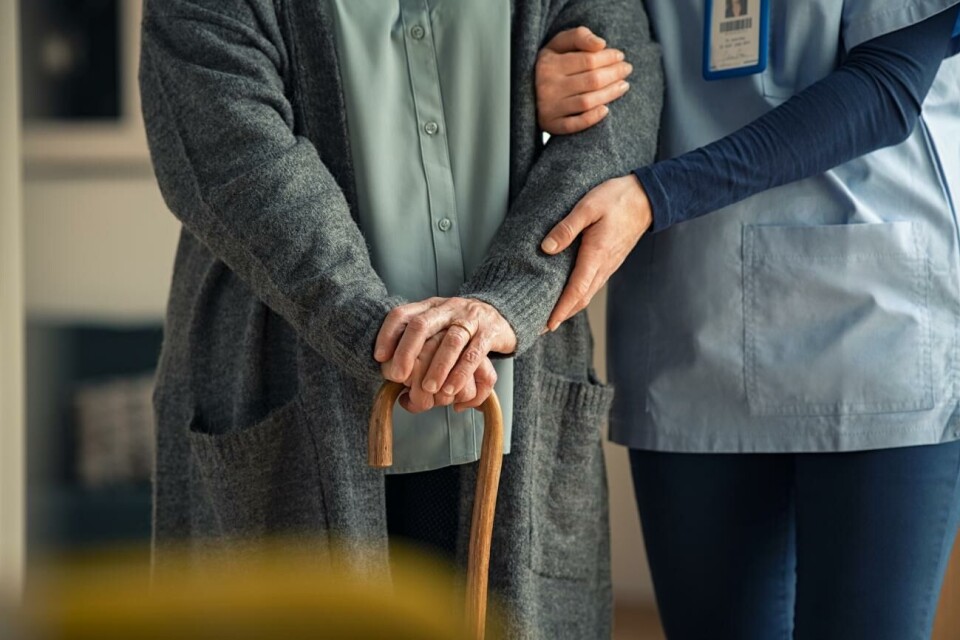 En arbetsgrupp med representanter från ÅHS, Mariehamns stad, Oasen, KST och också Geta och Eckerö ska ta fram förslag för att trygga och förbättra omsorgen och mental- och hälsovården av äldre. Close up hands of caregiver doctor helping old woman at private clinic. Close up of hands of nurse holding a senior patient with walking stick. Elder woman using walking cane at nursing home with nurse holding hand for support.