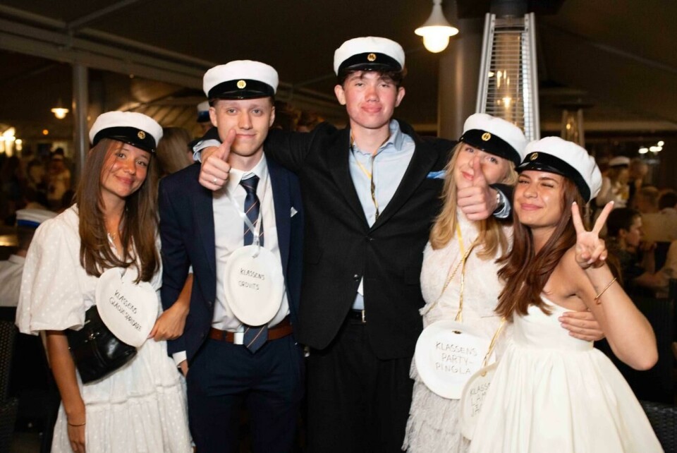 Många vita mössor på stadens krogar