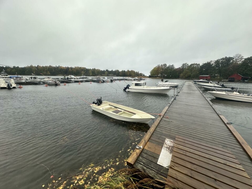 Flera båtar var mer eller mindre vattenfyllda när Ålandstidningen gjorde en okulär besiktning i två olika småbåtshamnar.