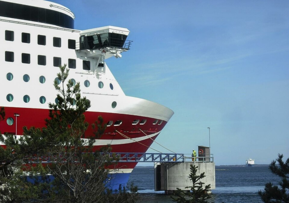 Viking Grace är ett av fartygen den nya tekniken ska testas på. 270320 , 27032020 , 20200327 , Långnäs hamn , Viking Line har fått specialtillstånd att angöra Långnäs hamn under den närmaste tiden pga corona pandemin ,.Viking Grace tog iland i Långnäs istället för i Mariehamn , transport , sjöfart , fartyg