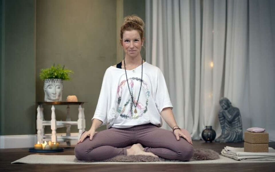 Hemliga superkraften som ger fler friska dagar Kim Jansson sitter i skräddarställning i yogastudion