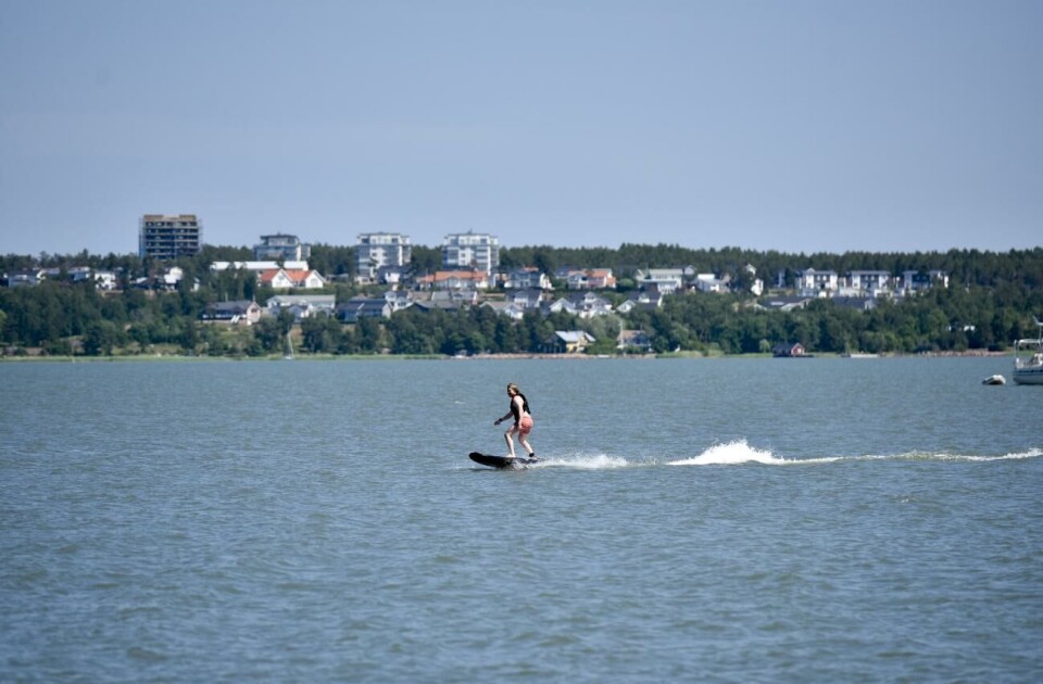 Nybörjare kommer inte upp i överhastighet, enligt Jets Åland.Foto: Hülya Tokur-Ehres Casimir Uotinen, Jetboard-test, Lilla holmen, sommar, vattensporter