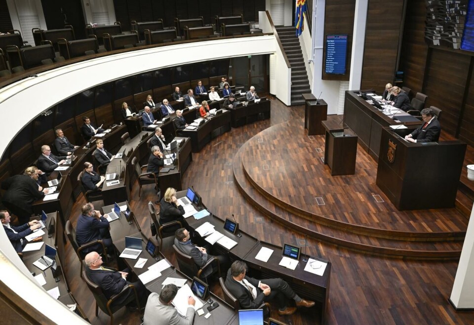 Märkliga utspel om hur personer som vaccinerat sig mot covid fått hjärtstopp, proppar, rusande puls och snabbt utvecklad cancer har inget att göra i lagtinget.Foto: Robert Jansson Märkliga utspel om hur personer som vaccinerat sig mot covid fått hjärtstopp, proppar, rusande puls och snabbt utvecklad cancer har inget att göra i lagtinget.