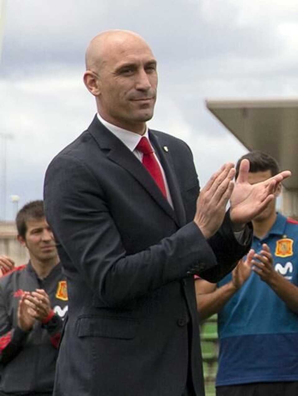Det spanska fotbollförbundets ordförande Luis Rubiales har orsakat en storm inom fotbollsvärlden den senaste veckan.Foto: Spaniens regering via Wikimedia Commons Det spanska fotbollförbundets ordförande Luis Rubiales har orsakat en storm inom fotbollsvärlden den senaste veckan.