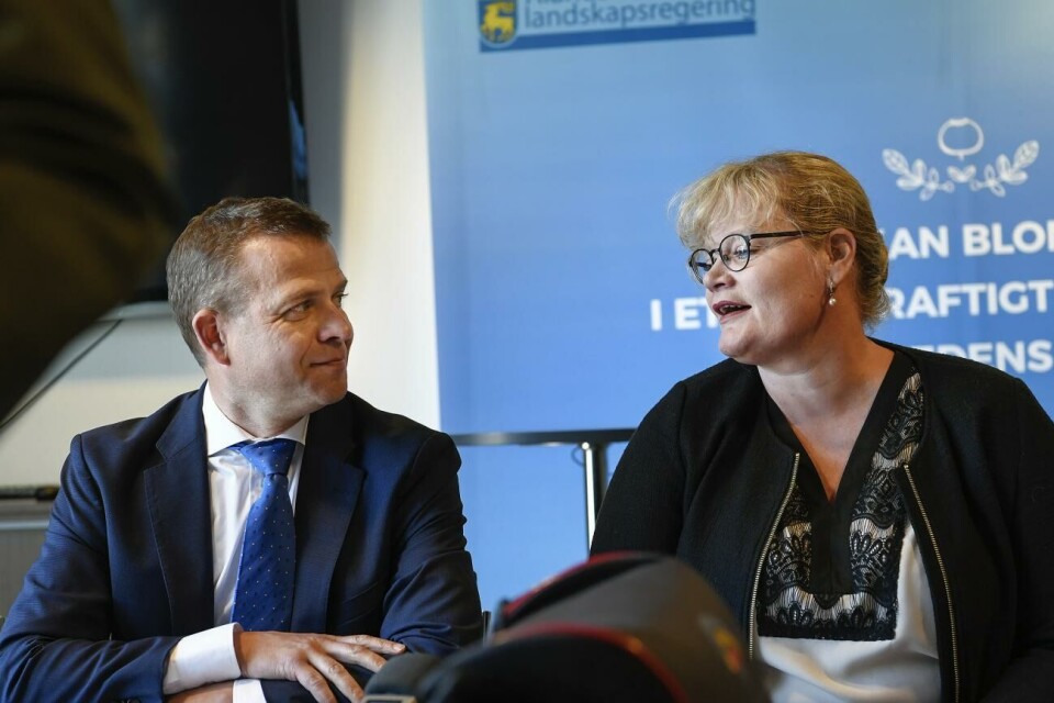 Petteri Orpo och Katrin Sjögren är inte bara högsta politiska företrädare: de är även föräldrar, barn, vänner, kanske kusiner eller gudföräldrar? Bästisar och grannar? Ett politiskt engagemang behöver vara en attraktiv roll att lägga in i samlingen, för det kommer obönhörligt nagga på dina möjligheter att hantera dina färdigt existerande roller.Foto: Jacob Saurén Petteri Orpo och Katrin Sjögren är inte bara högsta politiska företrädare: de är även föräldrar, barn, vänner, kanske kusiner eller gudföräldrar? Bästisar och grannar? Ett politiskt engagemang behöver vara en attraktiv roll att lägga in i samlingen, för det kommer obönhörligt nagga på dina möjligheter att hantera dina färdigt existerande roller. Jacob Saurén