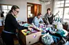 Sofie Pahlman, Liselotte Ehrnsten och Petra Sjöblom är några av de frivilliga som packar och packar om förnödenheter till de som flytt Ukrainakriget.