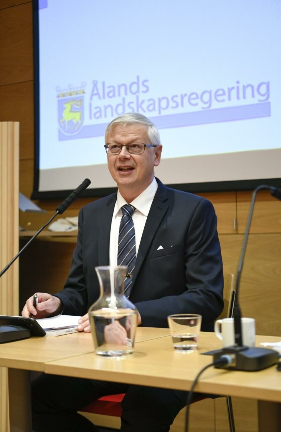 Kansliminister och vice lantråd Harry Jansson kastades under bussen av både regeringsblockskollegor och partikamrater och tvingades konstatera att kriskommunlagen inte kommer att bli verklighet den här mandatperioden.Foto: Robert Jansson Kansliminister och vice lantråd Harry Jansson kastades under bussen av både regeringsblockskollegor och partikamrater och tvingades konstatera att kriskommunlagen inte kommer att bli verklighet den här mandatperioden.
