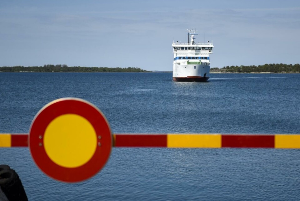 Skärgårdstrafiken står och stampar på samma ruta ett som den gjort i tio år, och läget blir inte bättre. I stället för att lösa problemen fortsätter den politiska maktkampen, och skärgården får fortsätta leva med sina osäkra villkor för transporter.Foto: Wilhelm Lindgren Kumlinge, skärgård, färjfäste, skärgårdstrafik, ålandstrafik, alfågeln, bom,
