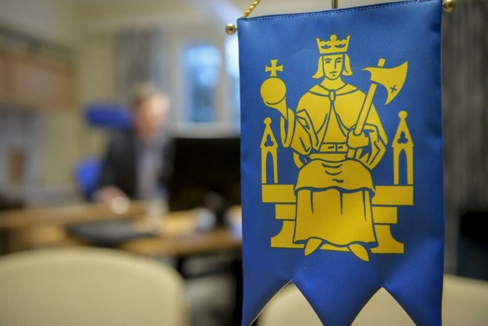 En oenig kommunstyrelse i Jomala föreslår höjd skatt. Samtidigt höjer man chefslönerna och vägrar att på allvar fatta beslut om effektiviseringar. Signalen är tydlig - kommunen kör på som vanligt och enskilda invånare ska få stå för notan. Foto: Robert Jansson En oenig kommunstyrelse i Jomala föreslår höjd skatt. Samtidigt höjer man chefslönerna och vägrar att på allvar fatta beslut om effektiviseringar. Signalen är tydlig - kommunen kör på som vanligt och enskilda invånare ska få stå för notan. Robert Jansson