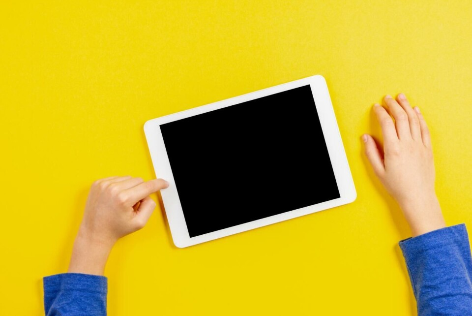 Skärmskammen inte konstruktiv Kid hands with tablet computer on yellow background.
