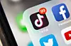 Finlands riksdags förbjuder nu användandet av den sociala medieappen TikTok på alla tjänstetelefoner. Hela det offentliga Åland bör göra samma sak.