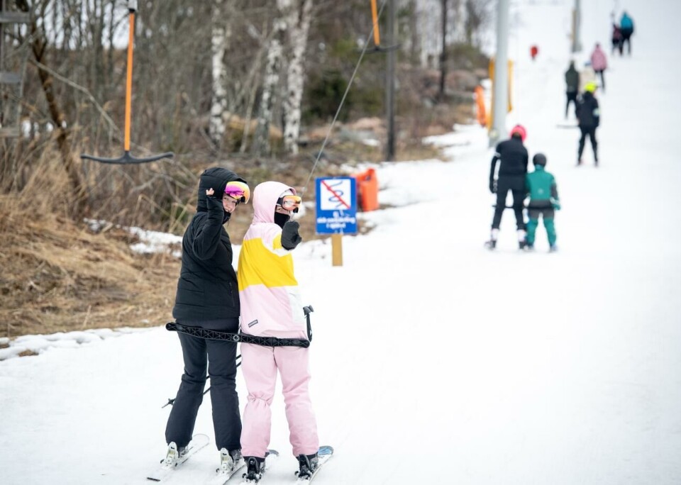 Nästa säsong får ankarliften i Germundö sällskap. Här ser vi Felicia Lindberg (till vänster) och Ronja Sjölund (till höger) på väg upp i backen.