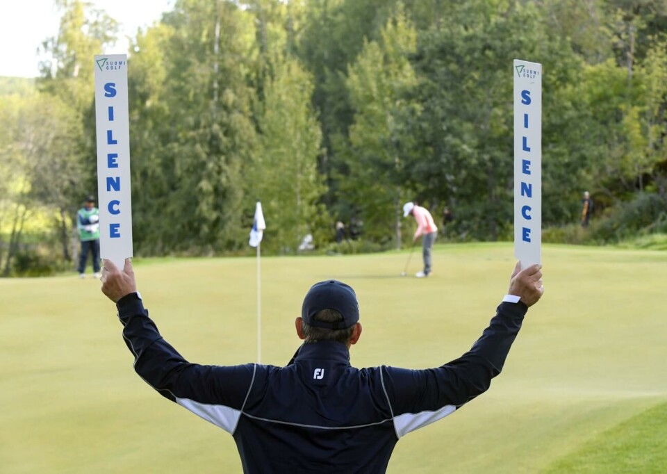 Ålands golfklubb är nominerad som årets idrottsförening. 030922 , 03092022 , 20220903 , Golf , Ladies euoropean tour, Åland100 Ladies open, Ålands golfklubb , Kastelholms golfbana *** Local Caption *** @Bildtext:Flera av funktionärerna hade i uppdrag att hålla upp silence-skyltar, för att på så sätt tysta publiken och ge spelarna bästa möjliga förutsättningar.@Normal:Foto: Robert Jansson