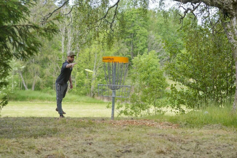 Det är här, på banan i Västerkalmare, som eventuella stortävlingar kommer att arrangeras. På bilden ser vi Tim Granström. Discgolf, discgolfbana i Västerkalmare, Tim Granström