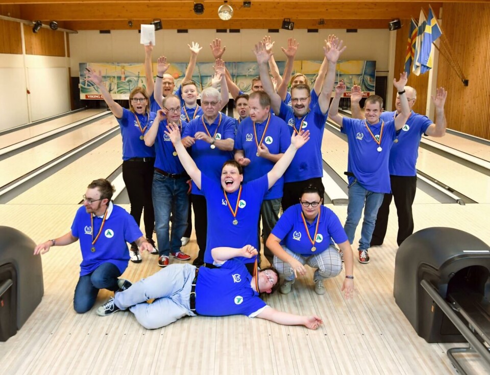 Glädjen stod högt i tak efter förra årets Opal Open. 021021 , 02102021 , 20212002 , Bowling , DUV och Ålandsbowlingförbund avgjorde tävlingen Opal Open i idrottsgården *** Local Caption *** @Bildtext:Glädjen gick inte att ta mist på när alla deltagare fick sina medaljer efter insatsen.