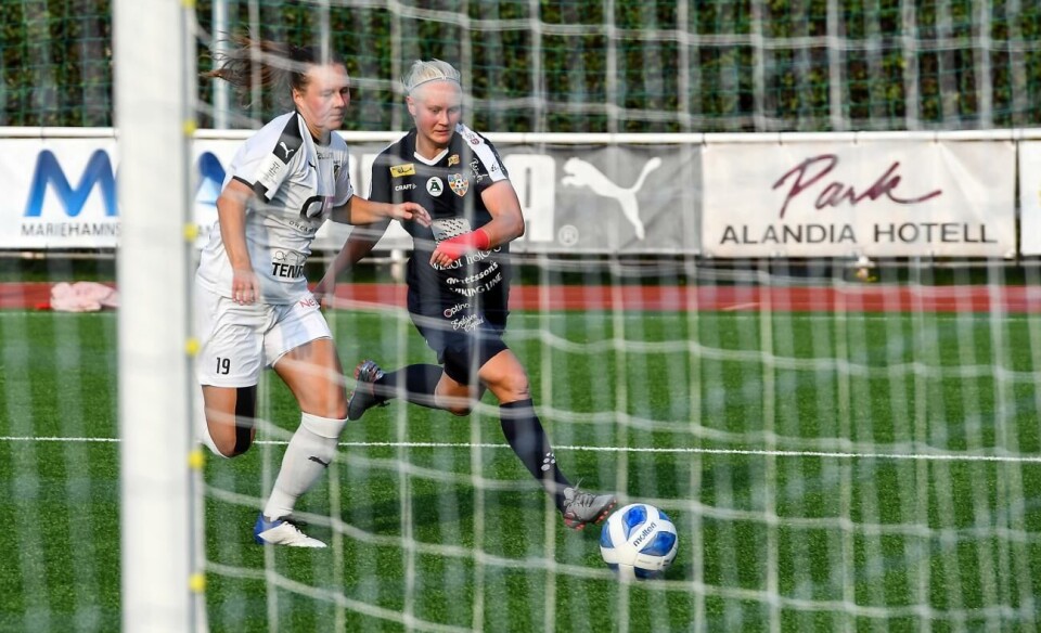 Det var efter en intervju med Åland Uniteds Anni Miettunen i Yle som bland annat kvaliteten på arenorna började ifrågasättas.