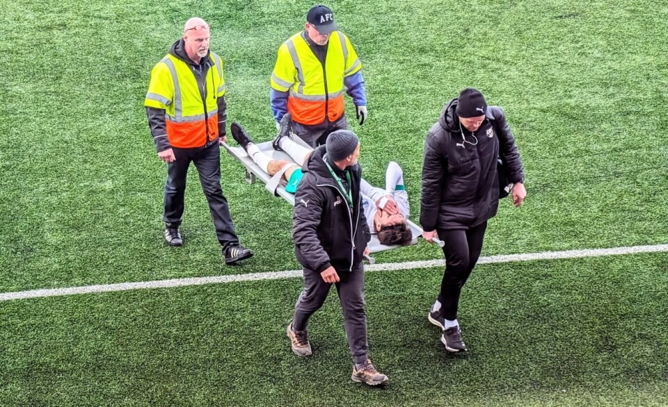 Mittbacken Noah Nurmi bärs ut på bår.