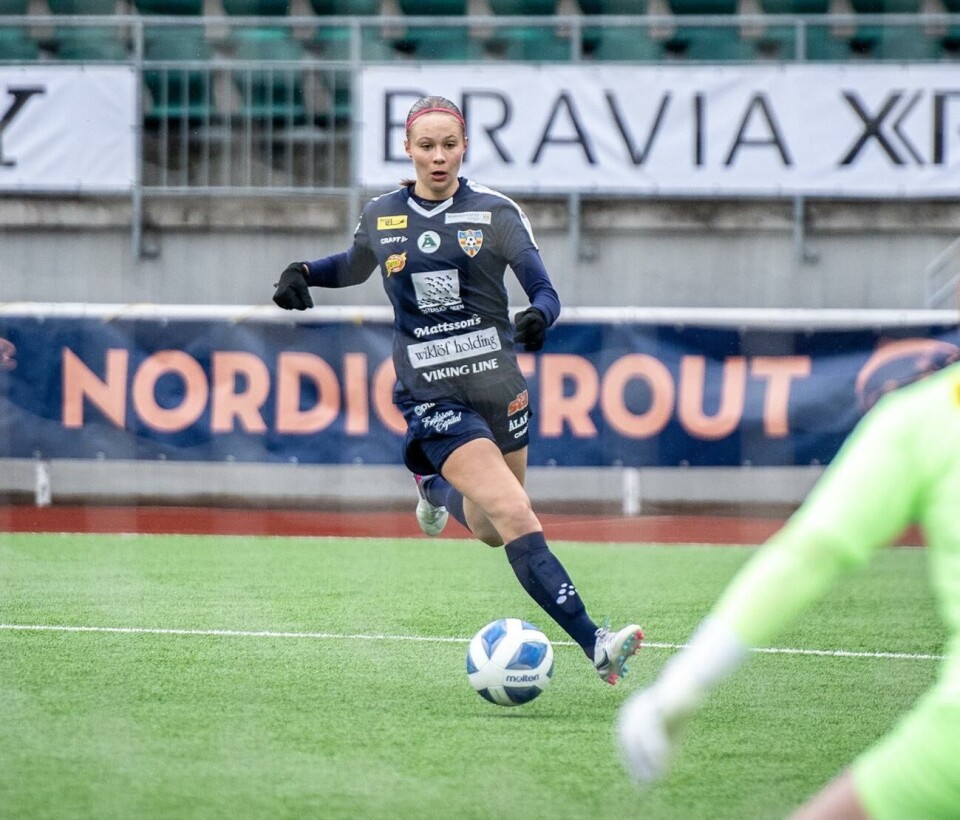 Tilda Råtts gav hopp till Åland United efter ett sent straffmål som dock inte räckte. Tilda Råtts och Åland United jagar säsongens första ligamål då Ilves kommer på besök.Hülya Tokur-Ehres