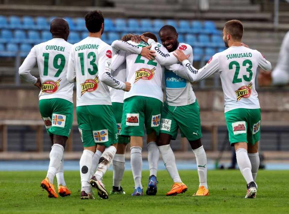 Jean-Christophe Coubronne jublar med sina lagkamrater efter ett mål i bortamatchen mot FC Lahti. 26.8.2022, Hiihtostadion, Lahti.Veikkausliiga 2022FC Lahti - IFK Mariehamn *** Local Caption *** @Bildtext:Albin Granlund firas efter sitt blott tredje ligamål i karriären.@Normal:Foto: Juha Tamminen