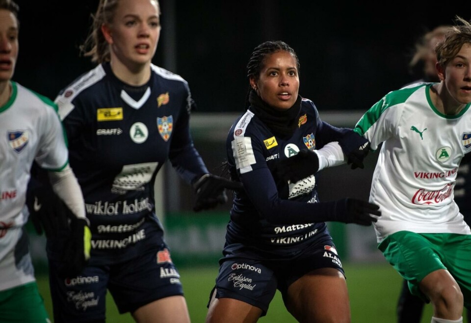 Ytterbacken Dominique Bond-Flasza vill att Åland United ska bli Finlands bästa lag igen. ”Jag är väldigt tävlingsinriktad som person och vill vinna både ligan och cupen”, säger den jamaicanska landslagsspelaren. Foto: Daniel Eriksson
