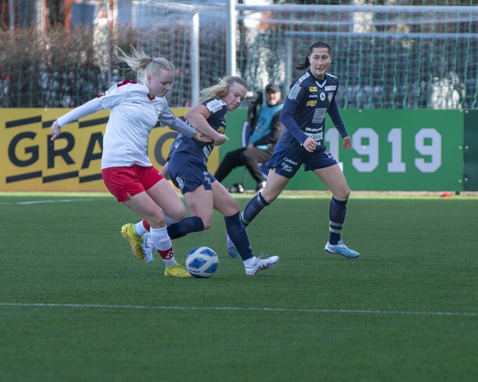 Åland United har vunnit fem raka ligamatcher. I kväll kan man förlänga sin segersvit, borta mot TPS. På bilden ser vi Åland United-spelarna Silja Tuominen och Anni Hakasalo.