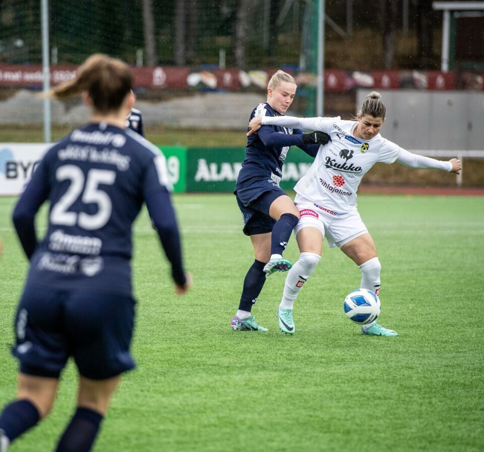 Gentjana Rochi (med boll) reducerade med knappa halvtimmen kvar att spela – och därefter var det hemmalaget för hela slanten. Den notoriska målsprutan Gentjana Rochi bjöd på ett riktigt pangmål då hon krutade in 0–2 från 20–25 meters avstånd. Här ser vi henne i duell med ÅU:s Silja Tuominen.Hülya Tokur-Ehres