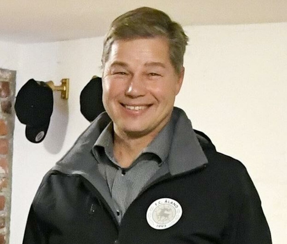 Kennet Berndtsson fortsätter som ordförande och går därmed in i sitt femte år på posten. 091121 , 09112021 , 20211109 , Daniel ”Daja” Sjölund börjar som huvudtränare och sportchef i FC Åland , Daniel Sjölund , Daja , fotboll , fotbollstränare , bilden tagen i FC Ålands klubblokal , föreningens ordförande Kennet Berndtsson och verksamhetsutvecklare Rezgar Amani