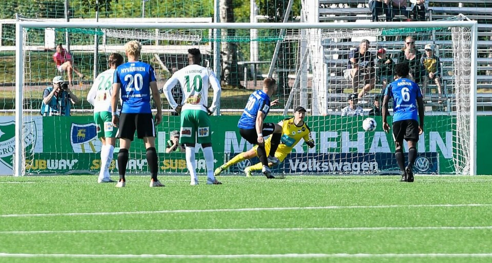 FC Inters Benjanmin Källman stängde matchen med ett 2–0-mål på straff i matchen sista minut. Fotboll, IFK Mariehamn