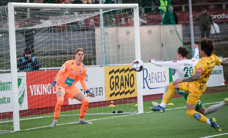 Elmo Henriksson fortsätter i IFK Mariehamn ytterligare en säsong. Fotboll, Ifk Mariehamn - Oulu *** Local Caption *** @Bildtext:Elmo Henriksson fick använda hela sin fulla längd vid ett par tillfällen för att freda IFK-målet.@Normal:Foto: Daniel Eriksson