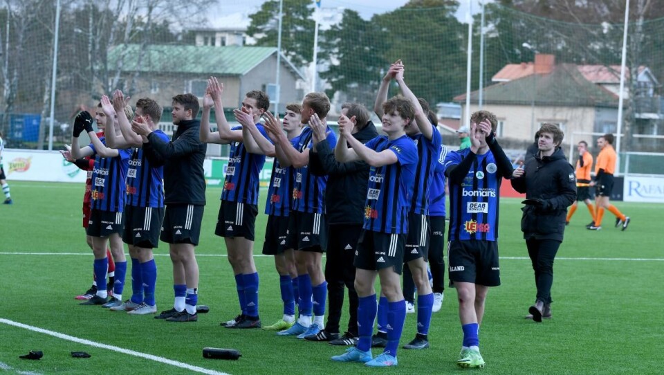 Efter tio säsonger i det finländska seriesystemet tackar FC Ålands a-lagsherrar för sig. Efter två omgångar har FC Åland tagit maximala sex poäng. Här ser vi dem fira tillsammans med hemmapubliken på WHA.