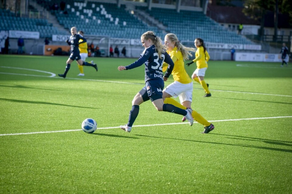 I lördags spelade Dana Leskinen, med nummer 32 på ryggen, hela semifinalen hemma mot KuPS. Nu har anfallaren kallats in till landslaget, som ersättare för skadade Kaisa Collin. Foto: Hülya Tokur-Ehres