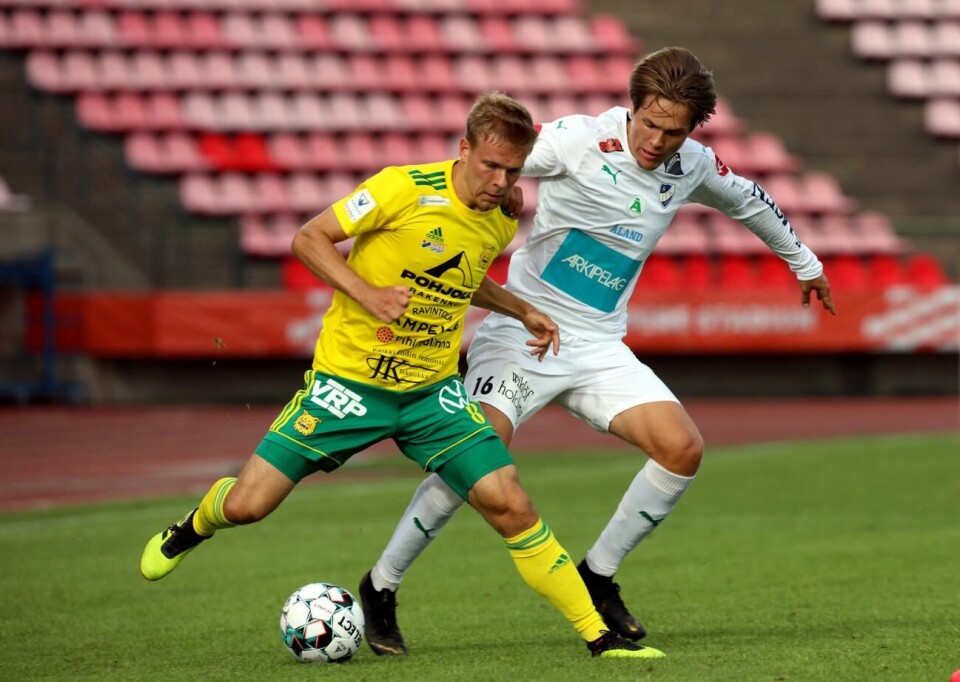 Aapo Mäenpää, här i kamp med Ilves Iiro Järvinen, tvingas till operation och förväntas bli borta ett längre tag. IFK Mariehamn, Aapo Mäenpää
