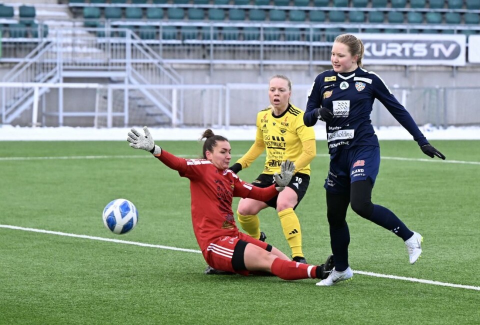 Riikka Lilja (till höger) blir inte kvar i Åland United.