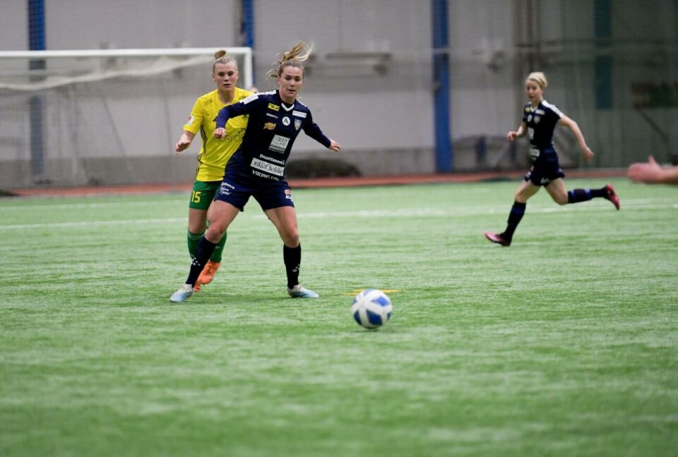 Gabi Rennie målade efter en halvtimme på planen.