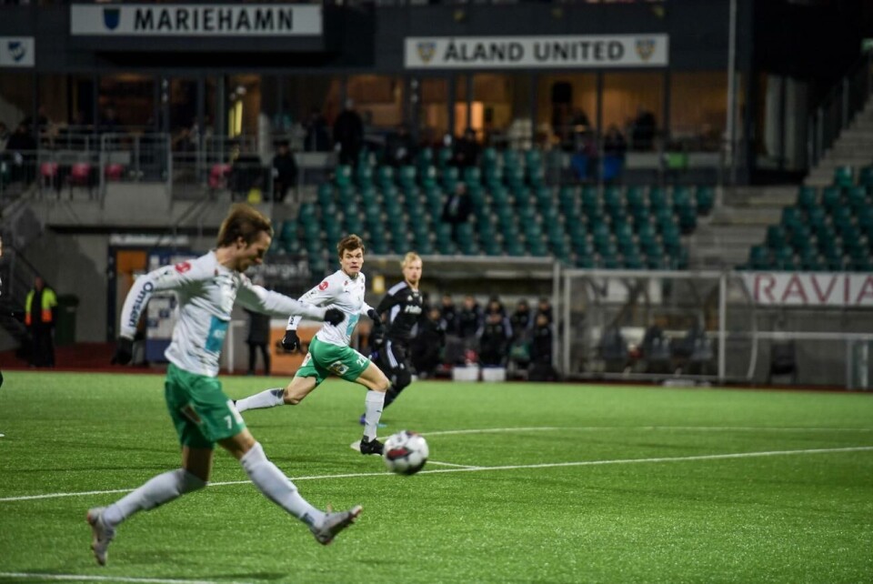 Albin Granlund (i fokus) är tillbaka från skada och väntas få speltid mot SJK. ”Men det är kanske lite tidigt för honom att starta”, säger huvudtränare Daniel Norrmén. IFK MAriehamn-FC Lahti, WHA, fotboll