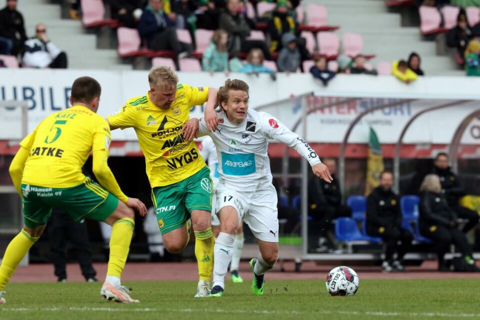 Robin Sid stannar i IFK Mariehamn. I dagarna har mittfältaren skrivit på ett nytt tvåårsavtal. *** Local Caption *** @Bildtext:Robin Sid försöker ta sig förbi Tuure Siira.@Normal:Foto: Juha Tamminen