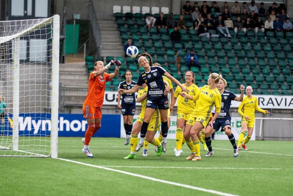 Linda Nyman och hennes lagkamrater ger sig nu in i medaljstriden. Åland United hade lägen att göra ytterligare mål, bland annat här då Linda Nyman satte huvudet till.Amir Karbalaei