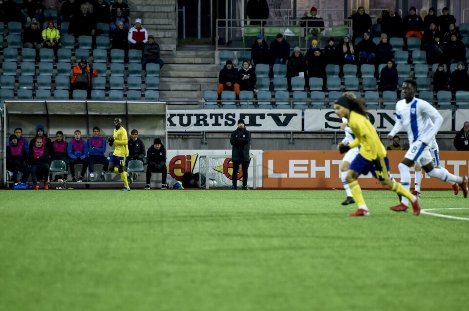 Peter Lundberg är imponerad av sitt U20-landslag, som alltså lyckades vinna dagens landskamp mot Sverige. På bänken syns även åländska Oscar Wiklöf, som tvåa från höger. Foto: Hülya Tokur-Ehres