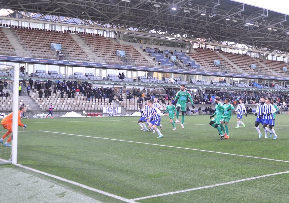 Jean-Christophe Coubronne med en nick efter en frispark i en av IFK Mariehamn få avslut i matchen.