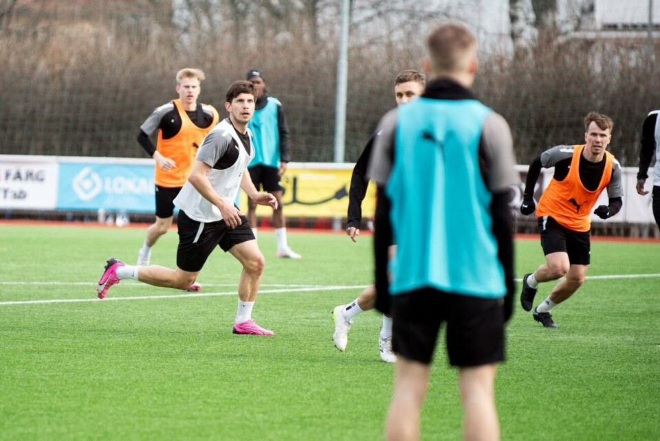 Mittfältsgeneralen Sebastian Dahlström (i vit väst) ställs mot sina forna lagkamrater i KuPS för första gången sedan flytten till IFK Mariehamn.