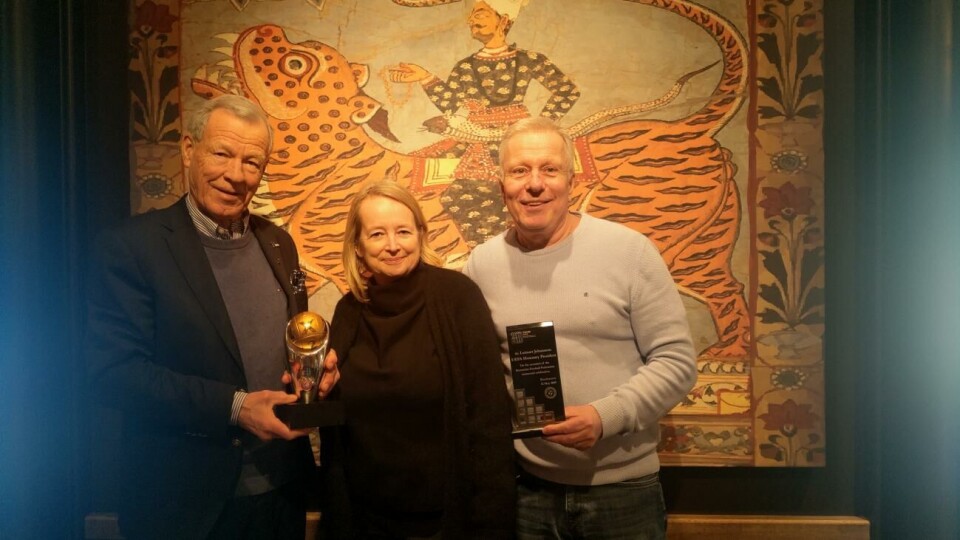 I samband med undertecknandet av avtalet överräckte Anders Wiklöf gåvor ur Lennart Johanssons samling som han köpte in under förra hösten. På bilden ser vi Anders Wiklöf, Hotell Arkipelags vd Ann-Louise Djupsund och IFK:s klubbdirektör Peter Mattsson. Foto: IFK Mariehamn