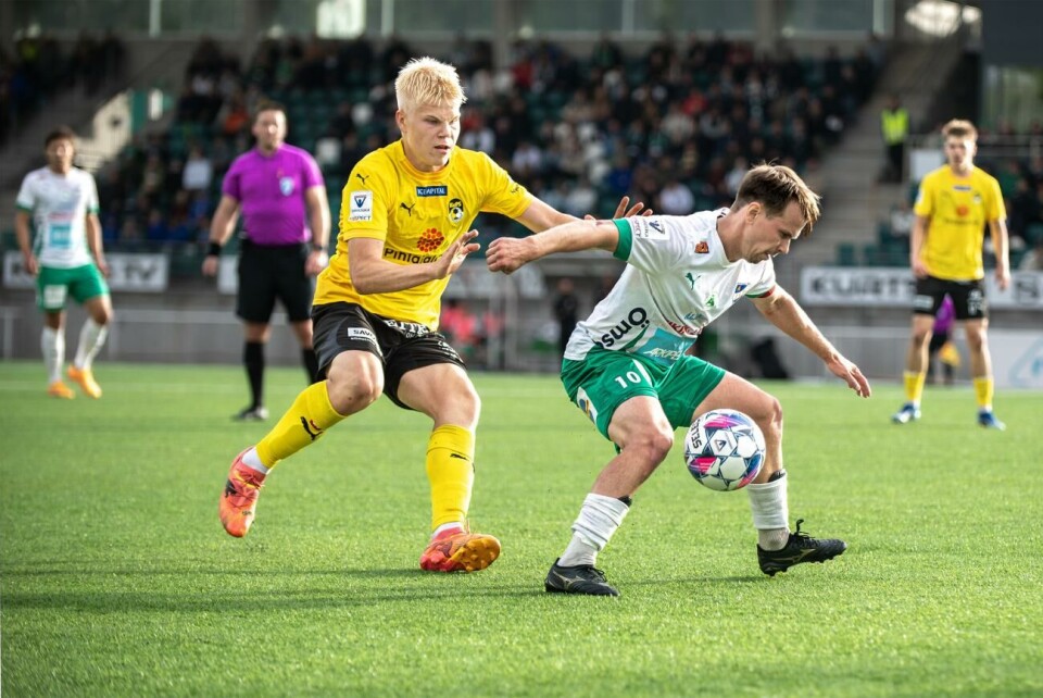 Senast lagen möttes var i cupen. Då vann KuPS med 3–1 på WHA i Mariehamn. På bilden, som är från den matchen, ser vi Matias Ojala med boll.