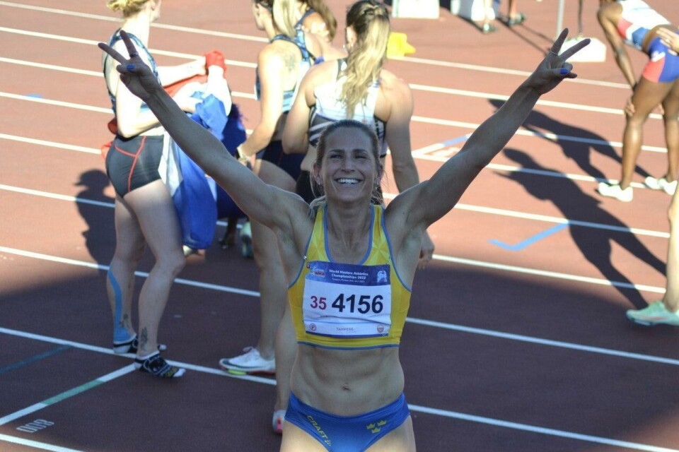 Sara Wiss slog till med nytt åländskt rekord i sitt försök – och är nu kvalificerad för kvällens SM-final i Uddevalla. Sara Wiss tog hem segern i 100-metersfinalen i veteran-VM.
