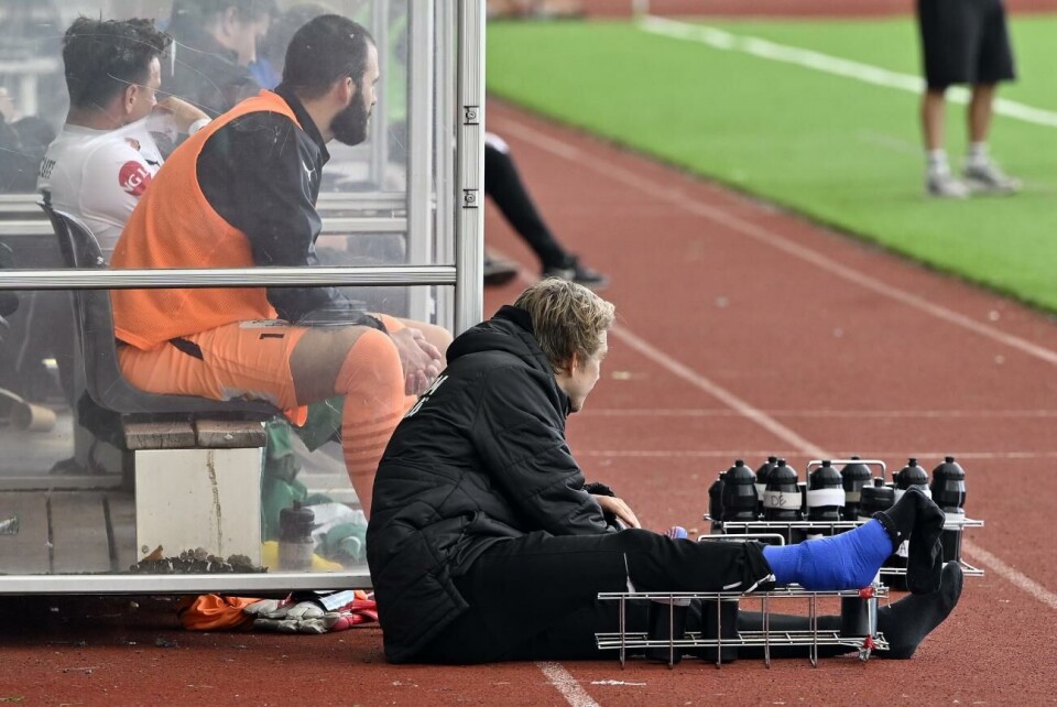 Robin Sid spelade halvleken ut men tvingades sedan utgå i halvtid på grund av den smäll han fick i duellen med Mehmet Hetemaj. Här ser vi Robin Sid sitta på sidan med vristen inlindad. Fotboll, IFK MAriehamn - SJK,