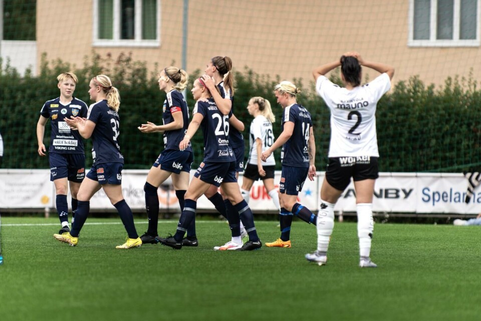 Åland United inleder ligaspelet borta mot regerande mästaren KuPS. Tilds Råtts gratuleras efter sina två mål för dagen.
