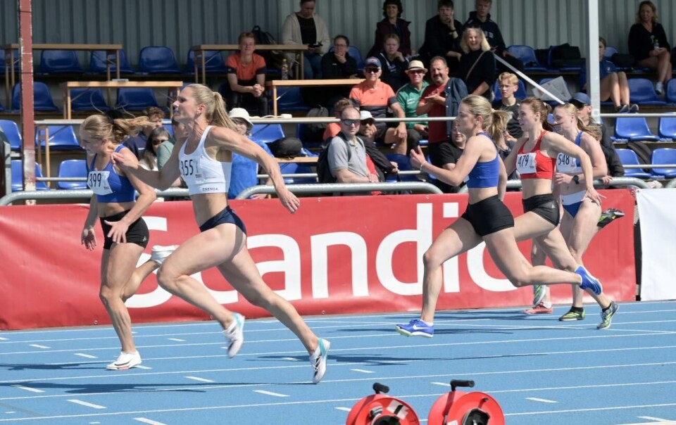 Åländska sprintern Sara Wiss (i vitt) har sprungit sina första utomhuslopp för året.