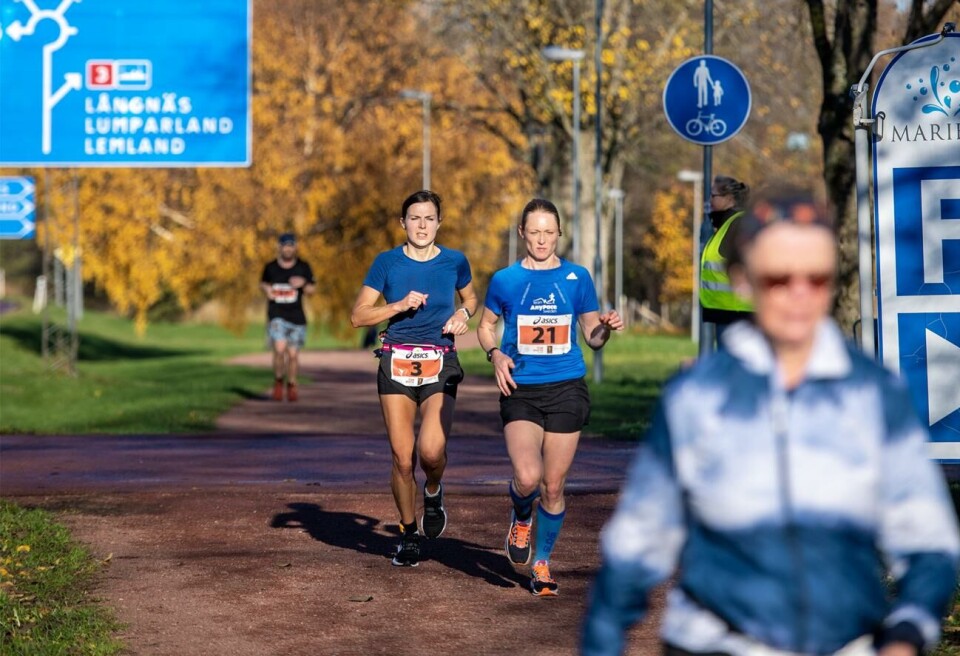 Albina Ulvegren (21) satte nytt banrekord på damsidan över maratondistansen 42,2 kilometer. Här ser vi henne springa tillsammans med tvåan Anna Kawalec (3) från Polen. Anna Kawalec, Albina Ulvegren, land Marathon