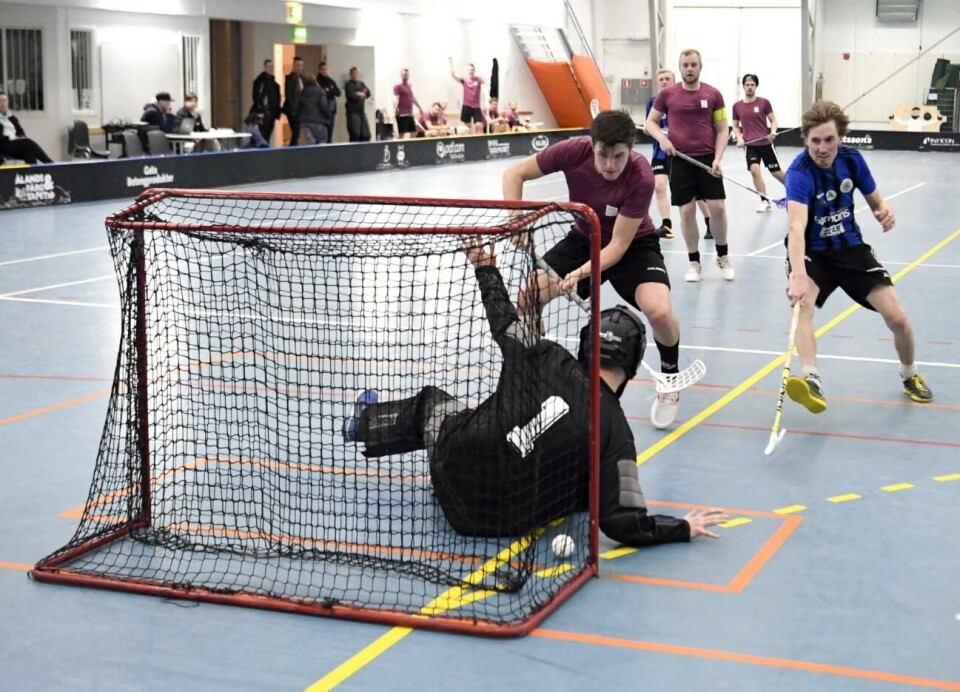 Anthon Grönqvist lägger in 8–1-målet för Dynamo.