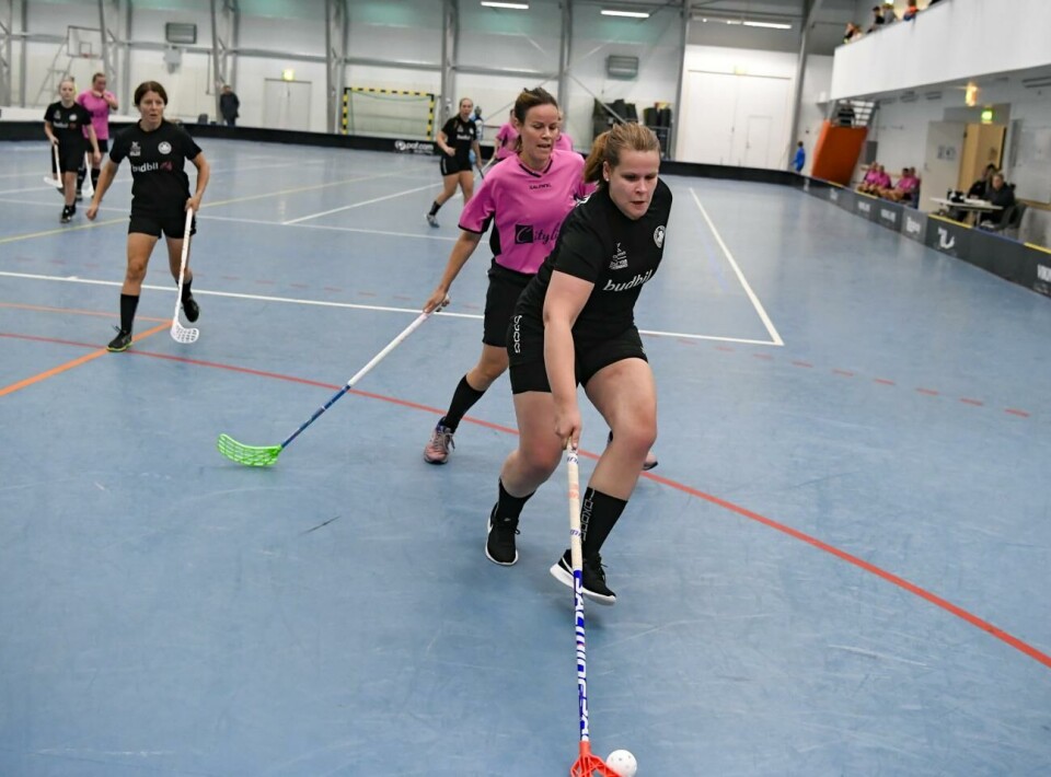 Det blir inga fler seniormatcher den här säsongen. Det har styrelsen för Ålands innebandyförbund tagit beslut om. På bilden ser vi IF Frams Heidi Kullberg (svart) bli hårt uppvaktad av IBK Hammarlands Veronica Kavander. Foto: Robert Jansson