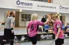 Innebandy, damer, Baltichallen *** Local Caption *** @Bildtext:Sarah Engblom och Jenny Engblom efter ett lyckat samarbete som gav en tidig 10-ledning för IBK Hammarland.Foto: Hülya Tokur-Ehres